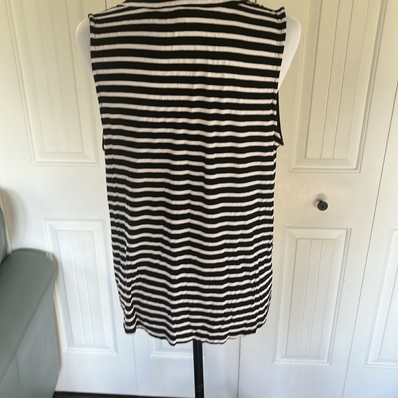 Black and white striped tank top - Picture 4 of 6
